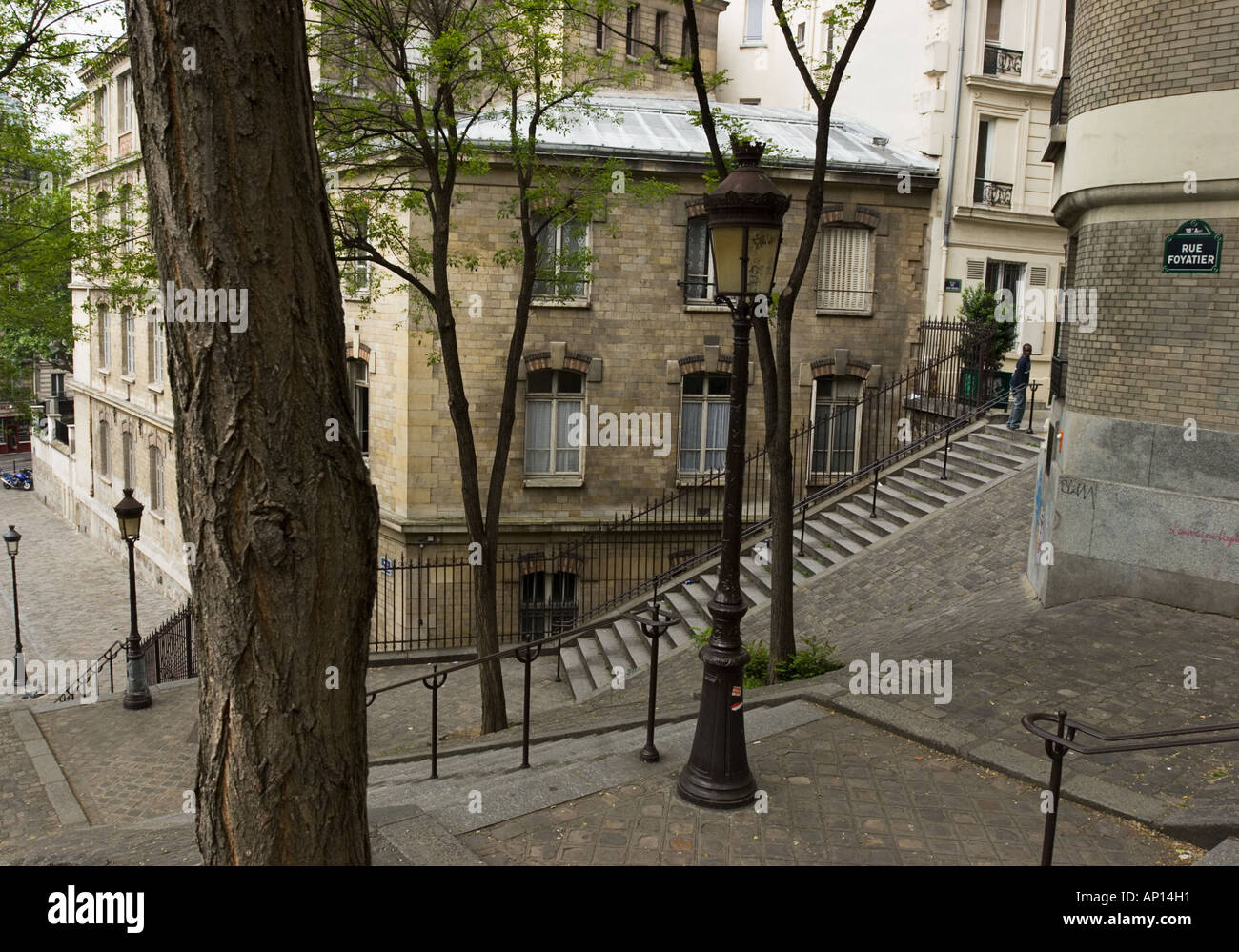 Scène de rue à Montmartre typique Rue Foyatier Paris Photo Stock - Alamy