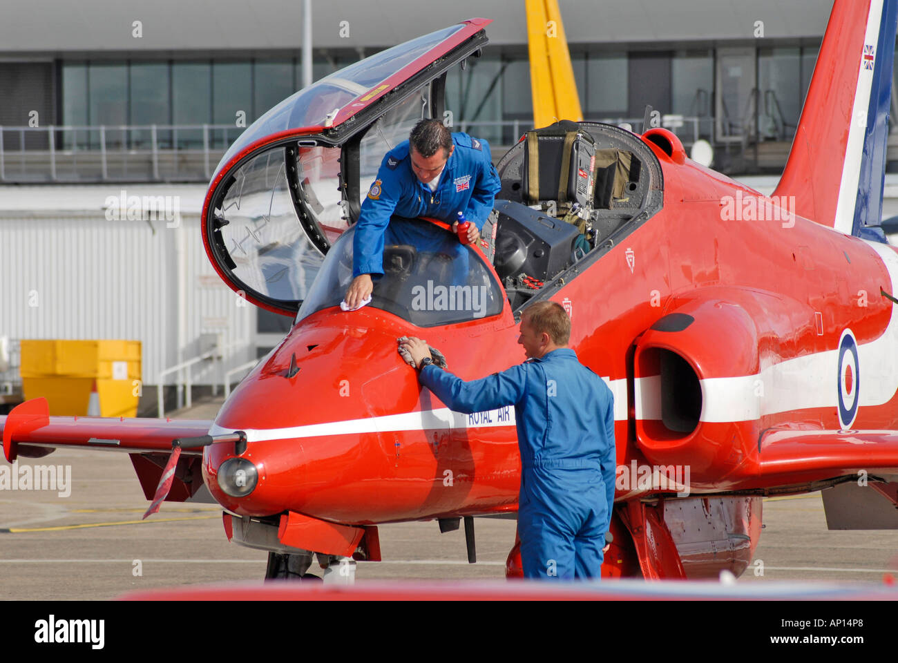 Préparer le personnel au sol des avions Hawk pour la RAF display team les flèches rouges au Jersey International Air Afficher Banque D'Images