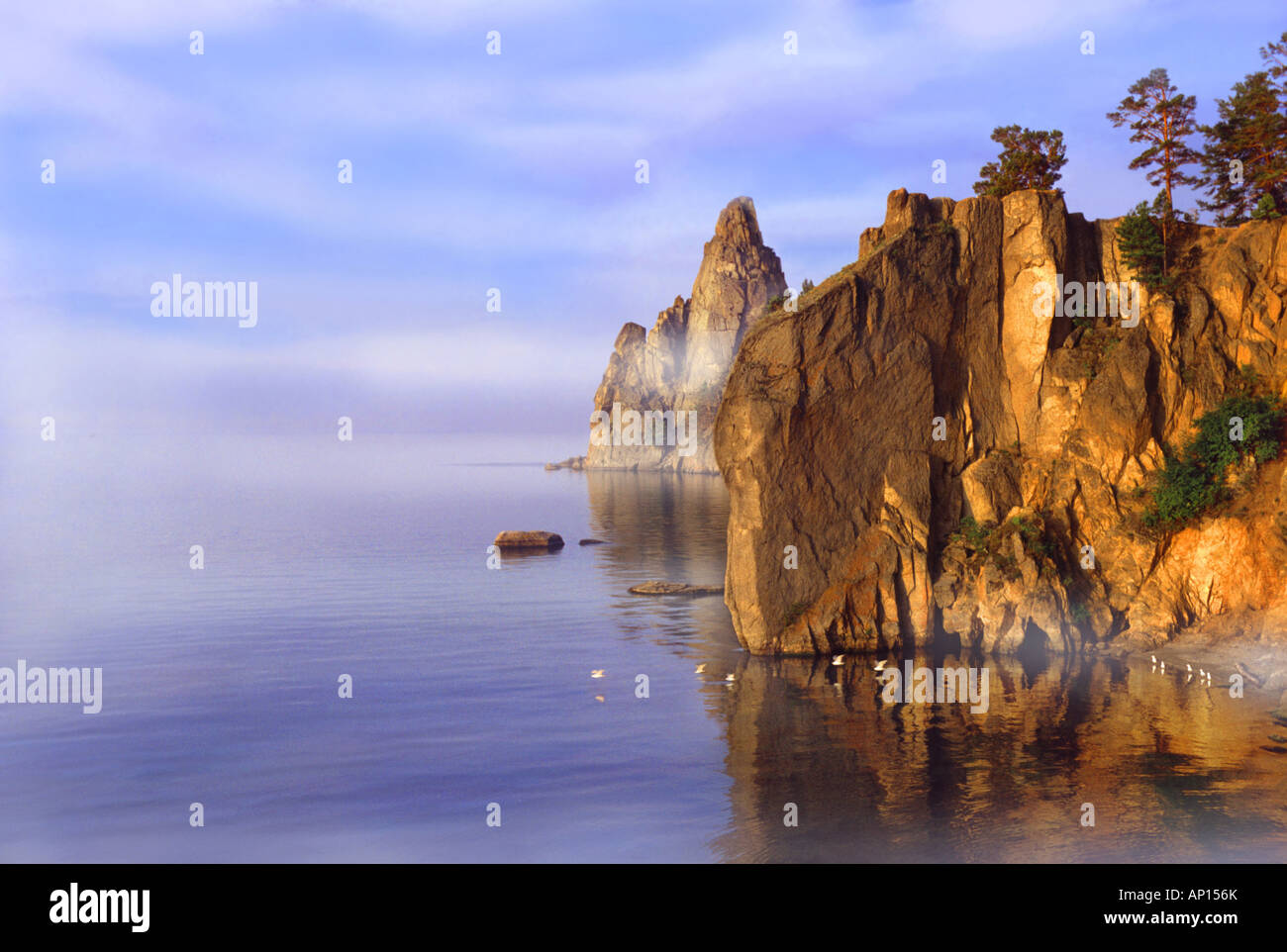 Brouillard sur le lac Baïkal, Baie Peschanaya, Lac Baikal, Sibérie, Russie Banque D'Images