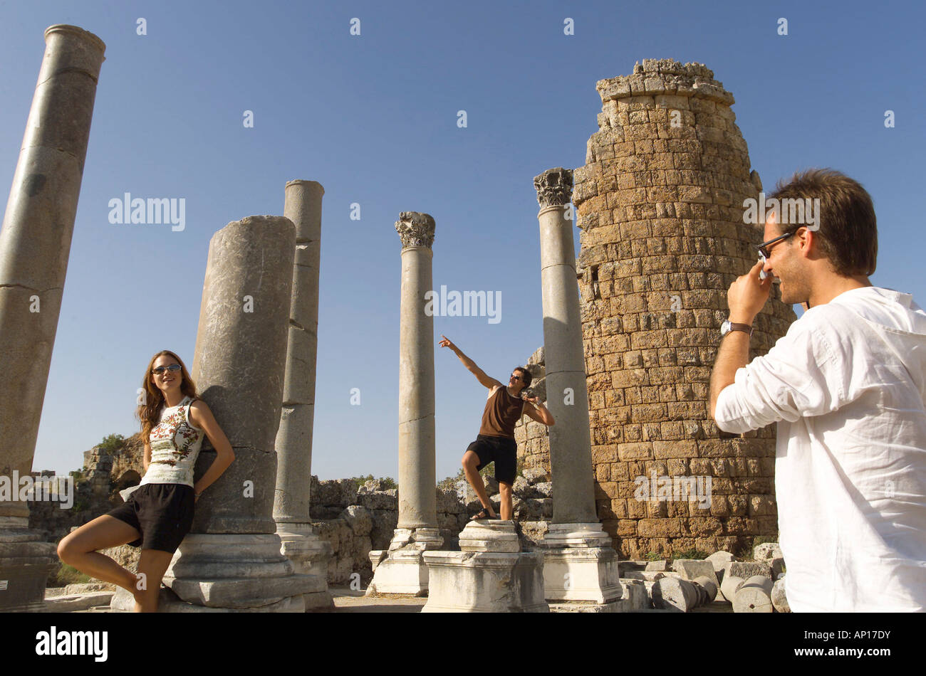 Couple en train de marcher vers l'ancienne ville Turque, Antalya, Turquie Banque D'Images