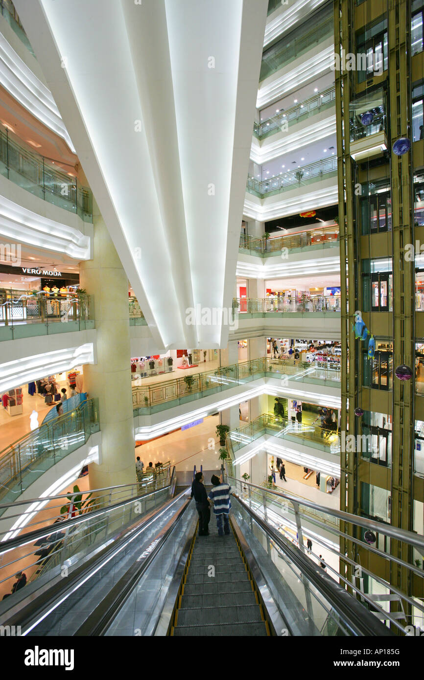 Shanghai Commercial, Nouveau Monde, Yao Han, shopping mall, escalator, boutiques, magasins, centres commerciaux à plusieurs étages, mega, publicité, Werbung, Banque D'Images