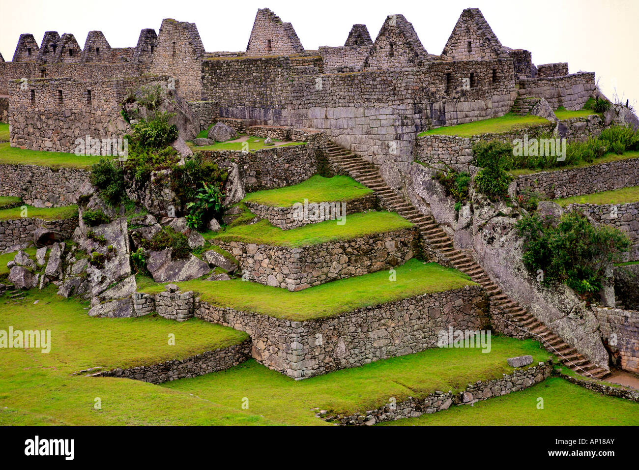 Plaza Principal Bâtiments industriels trimestre la montagne Huayna Picchu Machu Picchu Amérique du Sud Site du patrimoine mondial de l'Pérou Banque D'Images