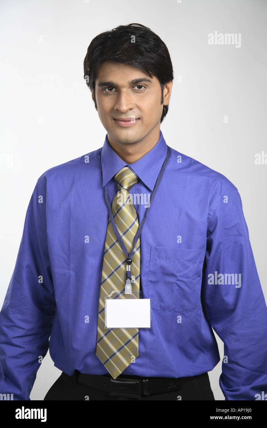 Carte d'identité de la direction d'ANG200106 avec la sangle autour du cou  chemise bleue et cravate jaune modèle libération No 687M Photo Stock - Alamy