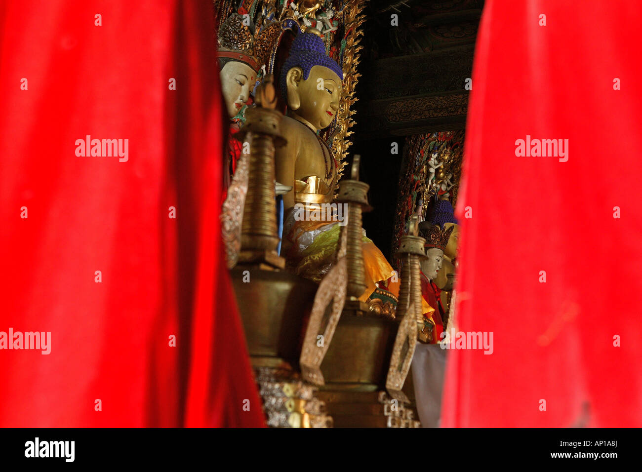Statue de Bouddha derrière tissu rouge, le Mont Wutai Wutai Shan, Buddhist Centre, près de la ville de Taihuai, province de Shanxi, Chine Banque D'Images