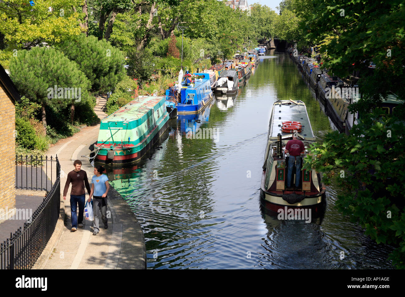 Péniches barges à la petite Venise de Londres sur le Regents Canal. Banque D'Images