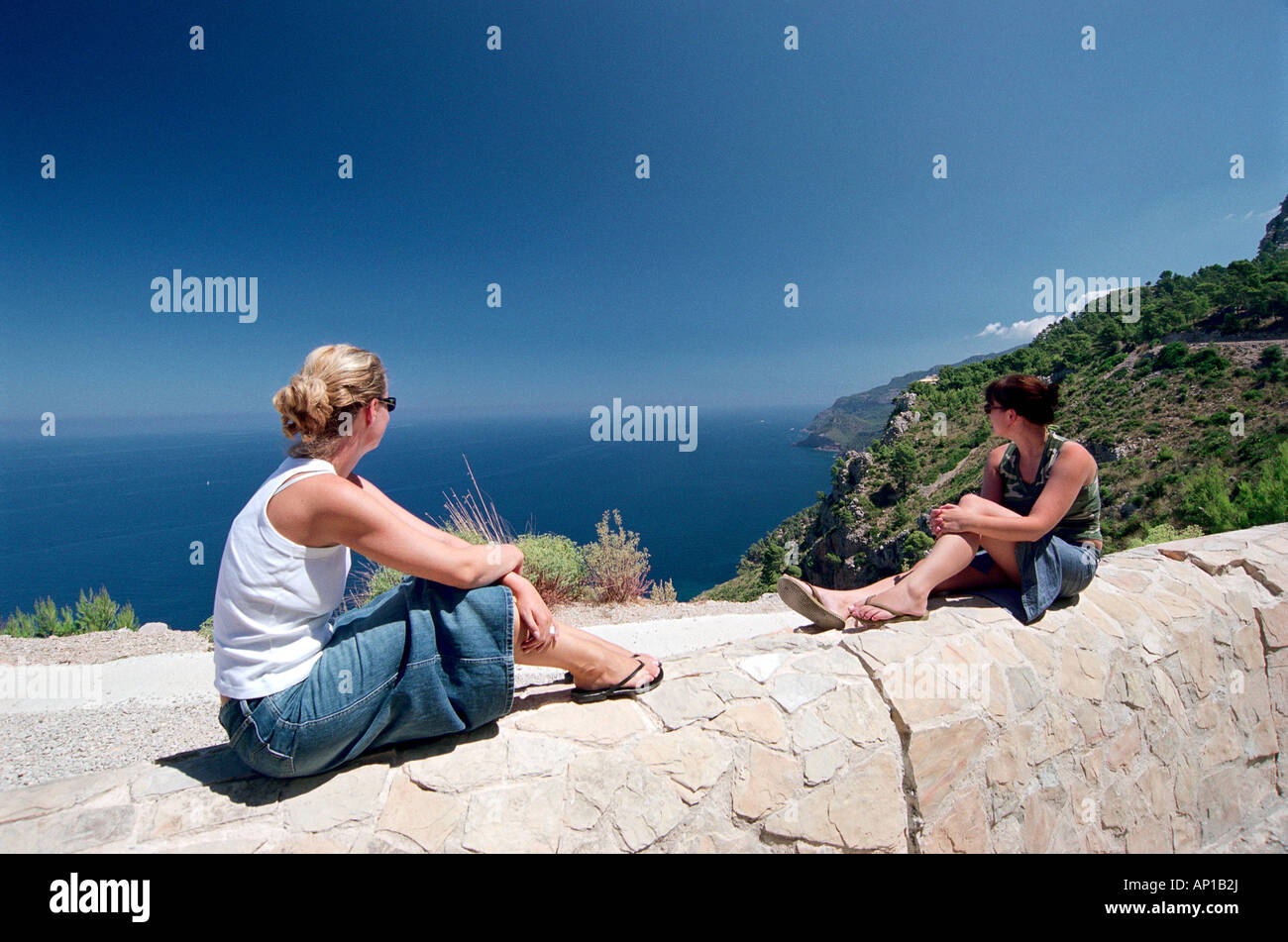 Deux woman looking at view, le Mirador de Ricardo Roca, Leganés, Majorque, Espagne Banque D'Images