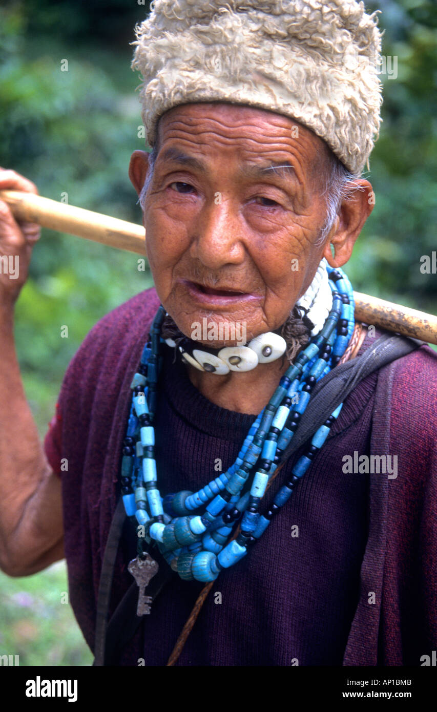 La tribu Adi mignon en Arunachal Pradesh, N.E. L'Inde, traditionnellement porter des colliers turquoise spectaculaire Banque D'Images