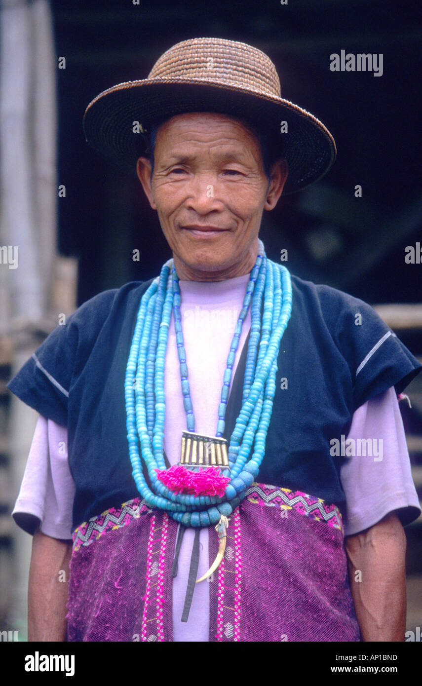 La tribu Adi mignon en Arunachal Pradesh, N.E. L'Inde, traditionnellement porter des colliers turquoise spectaculaire Banque D'Images