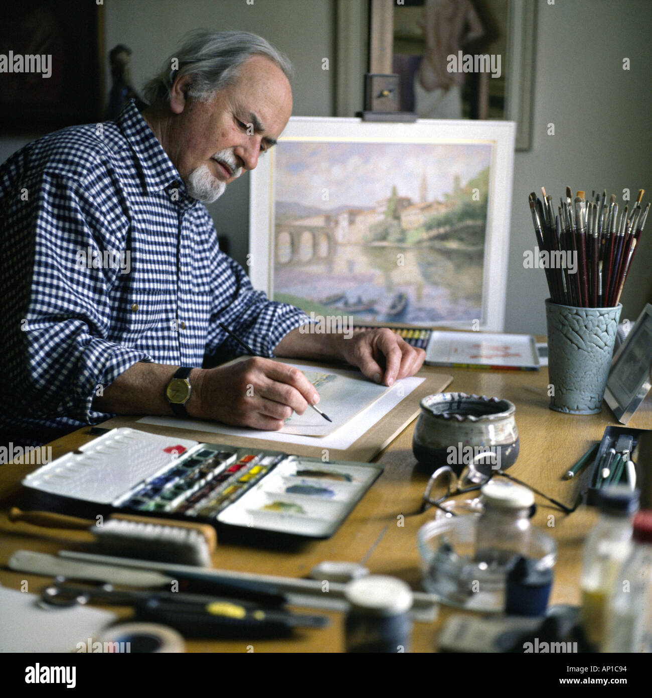 Artiste dans son studio homme âgé faisant de l'aquarelle Banque D'Images