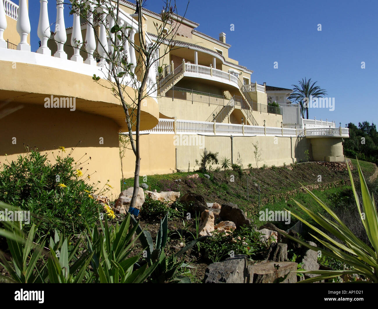 Développement du logement moderne typique sur le bord de la campagne ouverte Torrequebrada Benalmádena Costa del Sol Espagne Banque D'Images