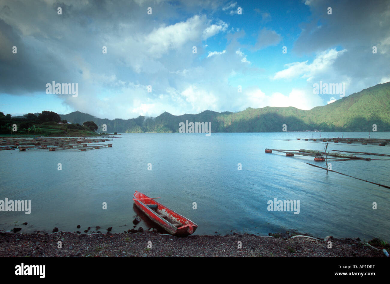 Lac Batur, Bali, Indonésie, Asie, bateau rouge fabriqué à partir de bois, pêche, natation fishernet, nourriture, eau, montagne, volcan, c Banque D'Images
