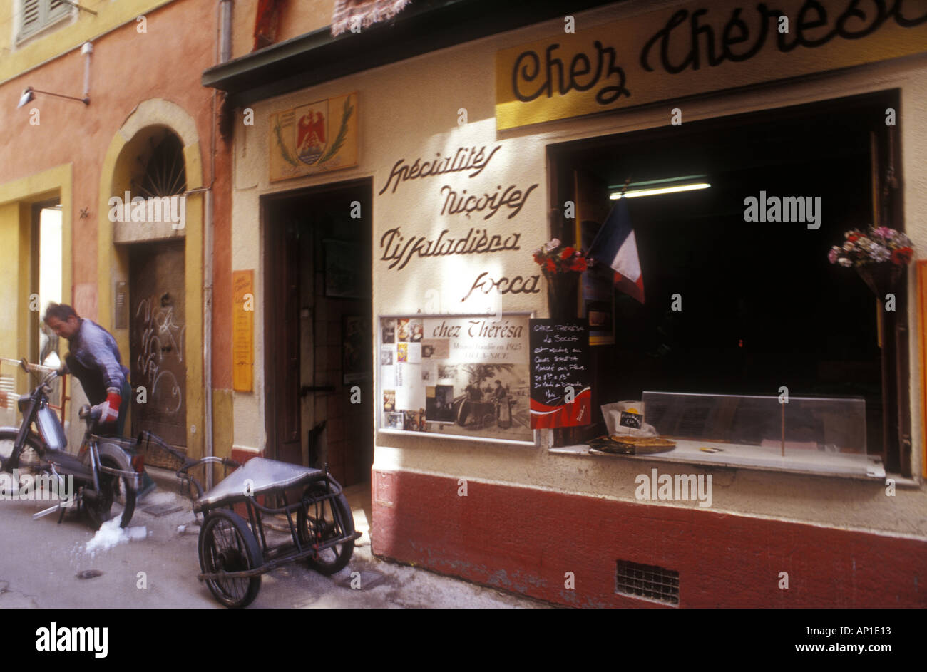 Location prestation de socca la crêpe de pois chiches nicois street food chez theresa à vieux vieux Nice cote d'azur france Banque D'Images
