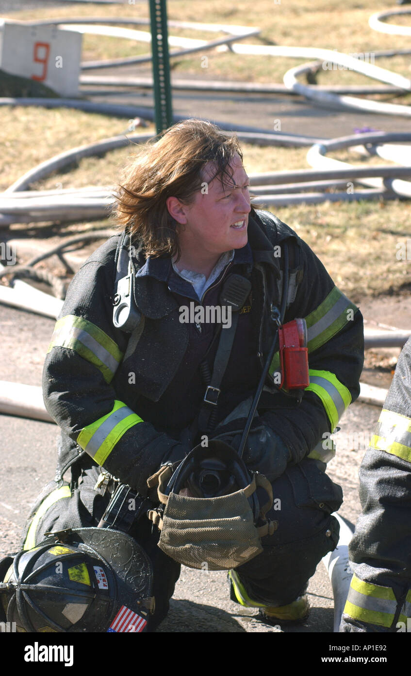 La lutte contre l'incendie Les pompiers incendie pompier femelle Banque D'Images
