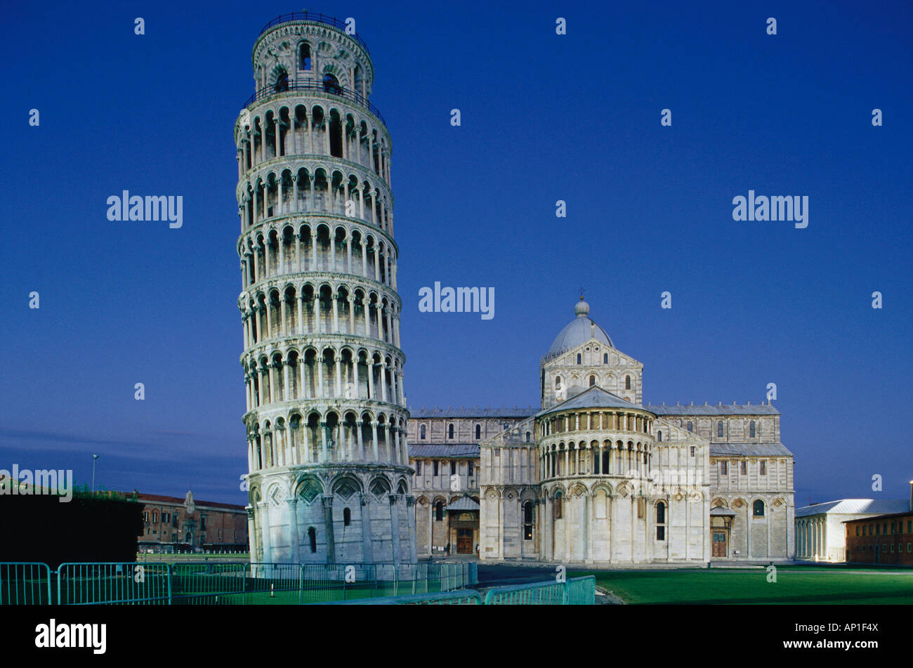 Tour penchée et le dôme, la Piazza dei Miracoli, Pisa, Toscane, Italie Banque D'Images