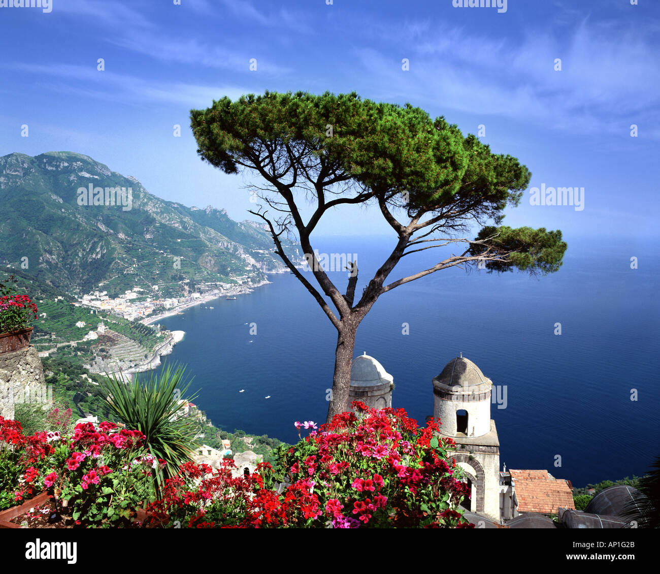 Il - Campanie : Villa Rufolo à Ravello surplombant le golfe de Salerne Banque D'Images