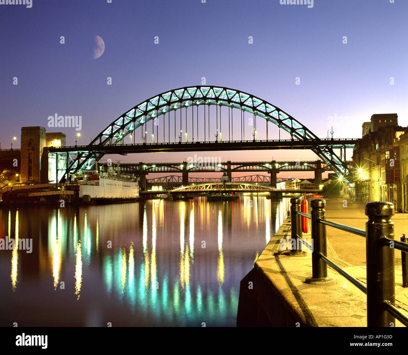 Go - NEWCASTLE : Tyne Bridge at night Banque D'Images