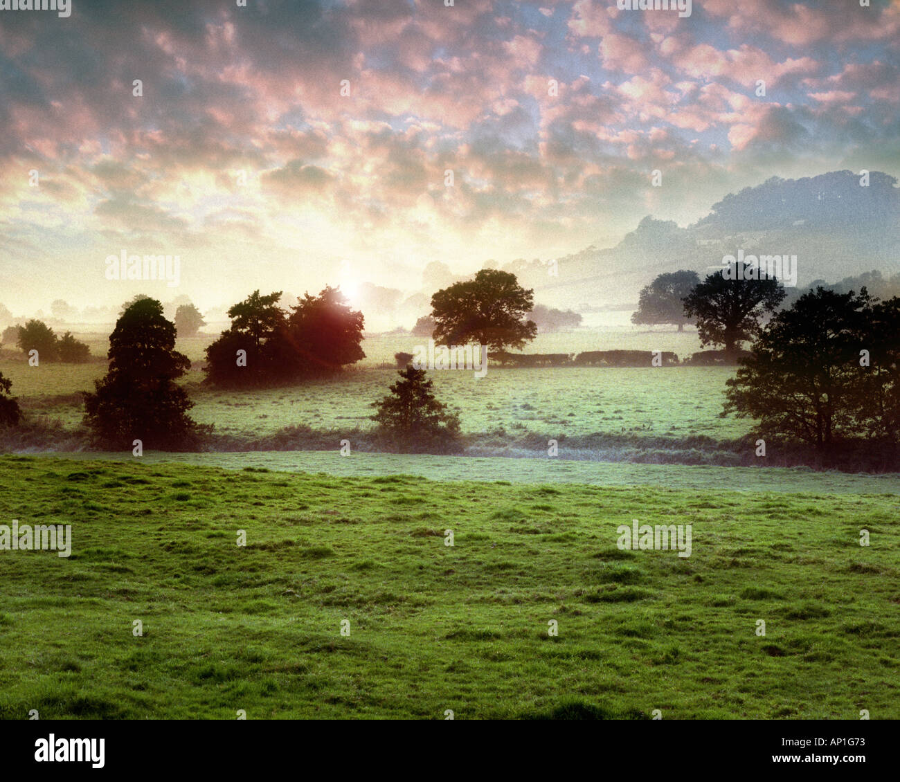 GB - Pays de Galles : Misty Landscape contre sun Banque D'Images
