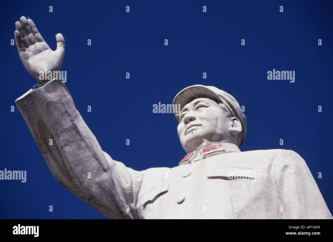 Statue en pierre de Mao Zedong contre un ciel bleu profond chengdu Sichuan Chine Banque D'Images