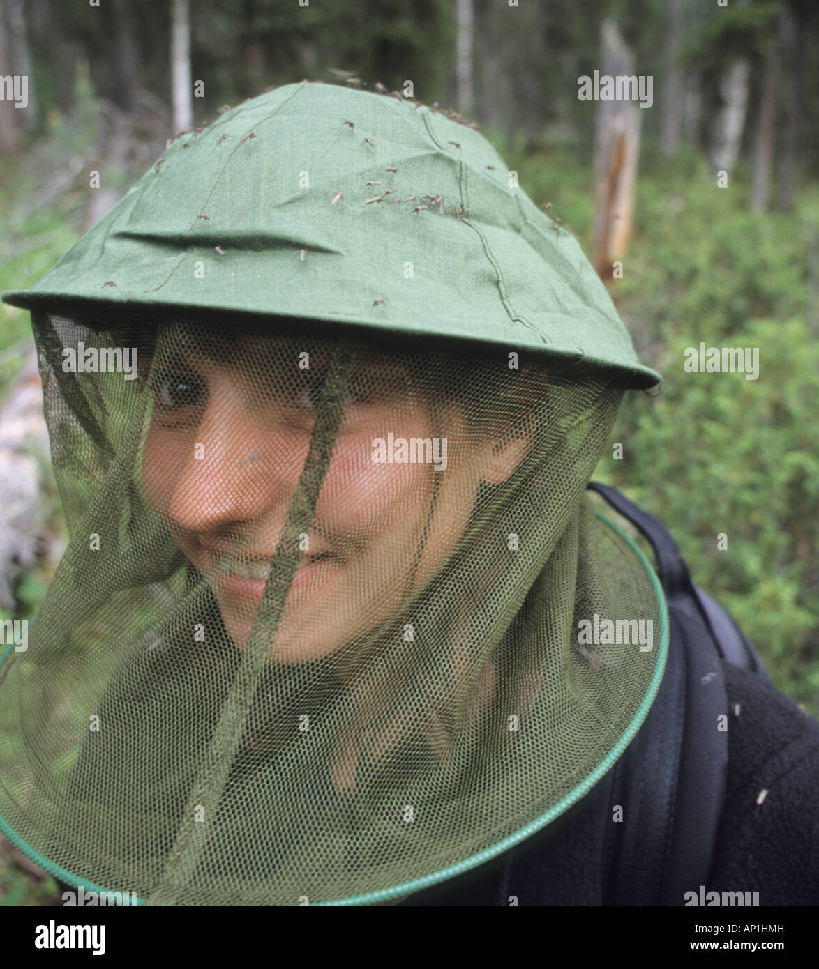 Les moustiques sur les filles des hat in Finnish forest au nord de Kuusamo Laponie Finlandaise Finlande Juillet Banque D'Images