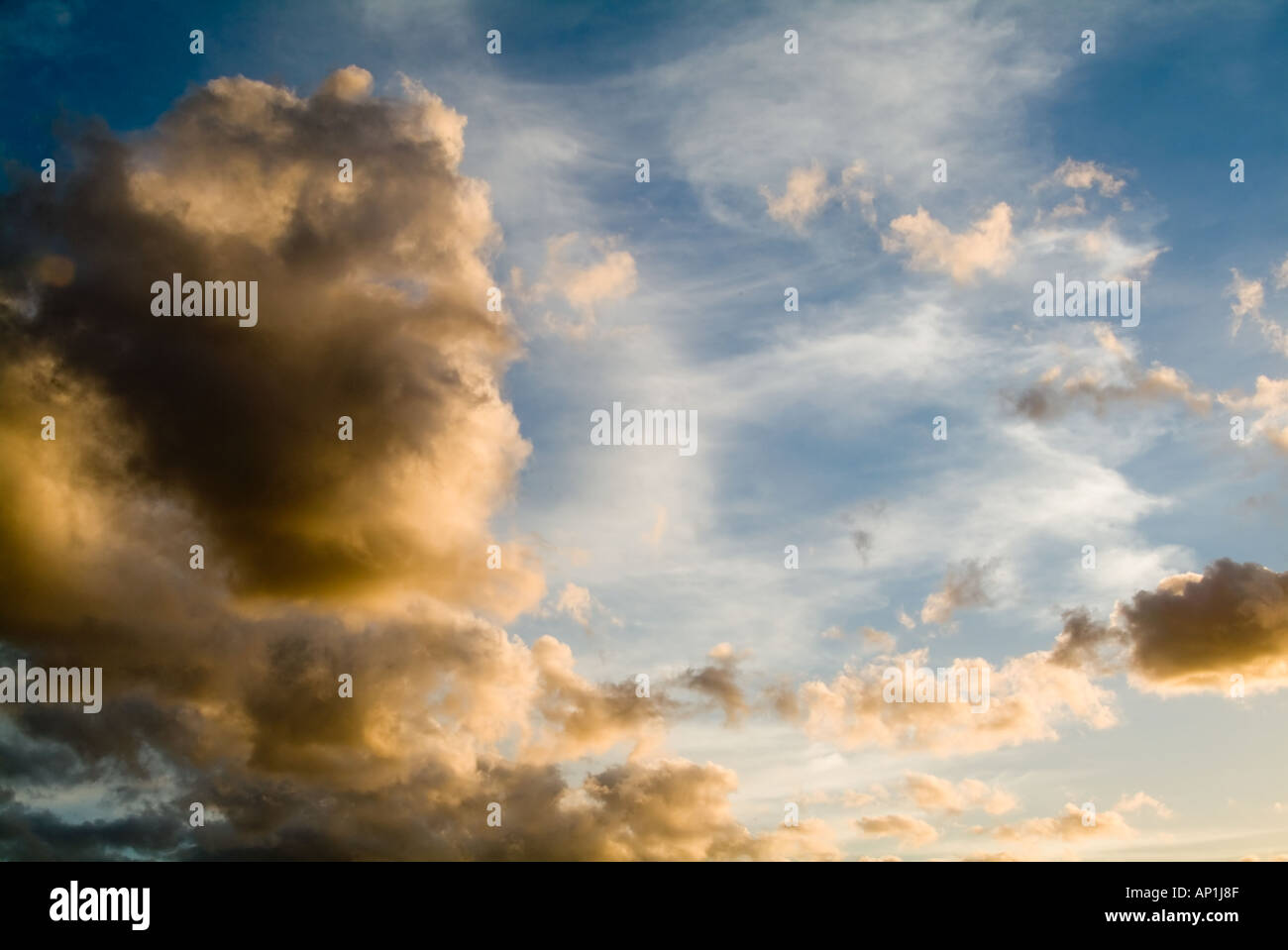 Style ancien maître cloudscape en fin d'après-midi nuages ciel Banque D'Images