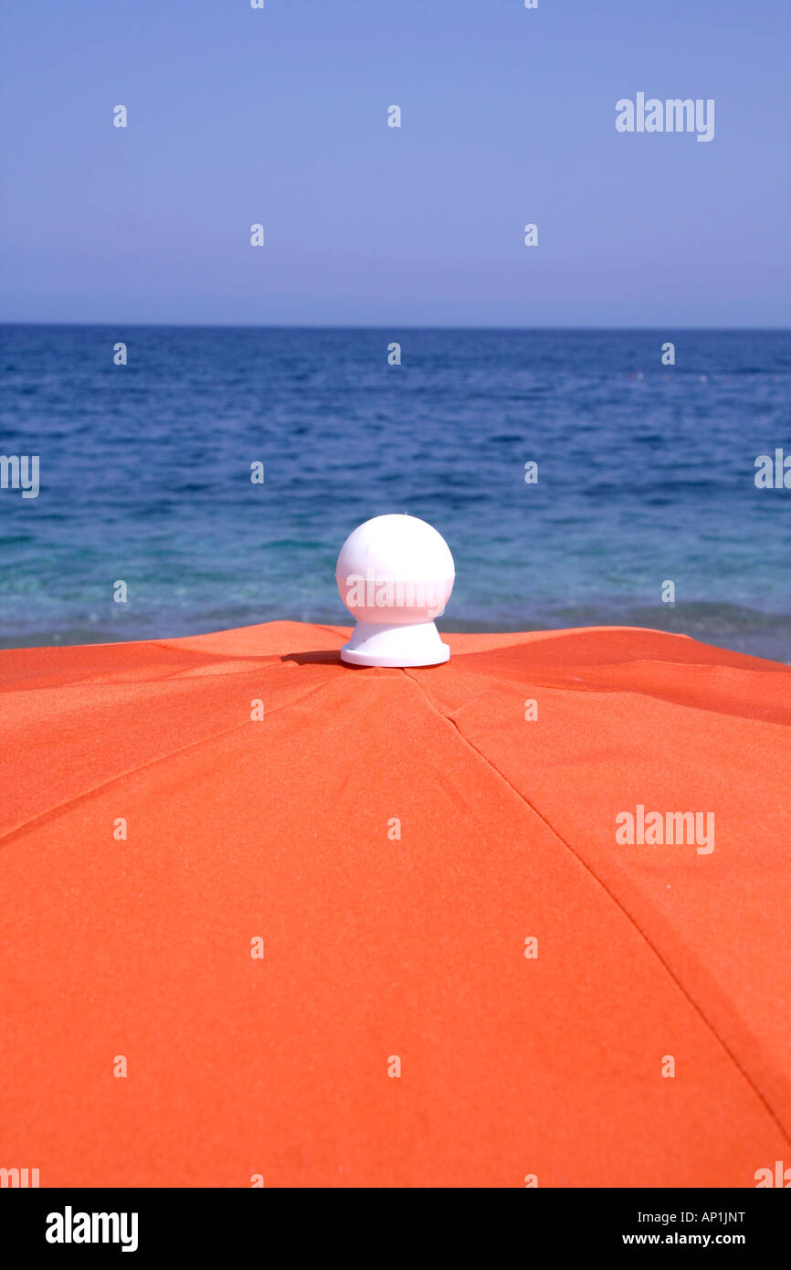 Parasol orange à seaside Banque D'Images