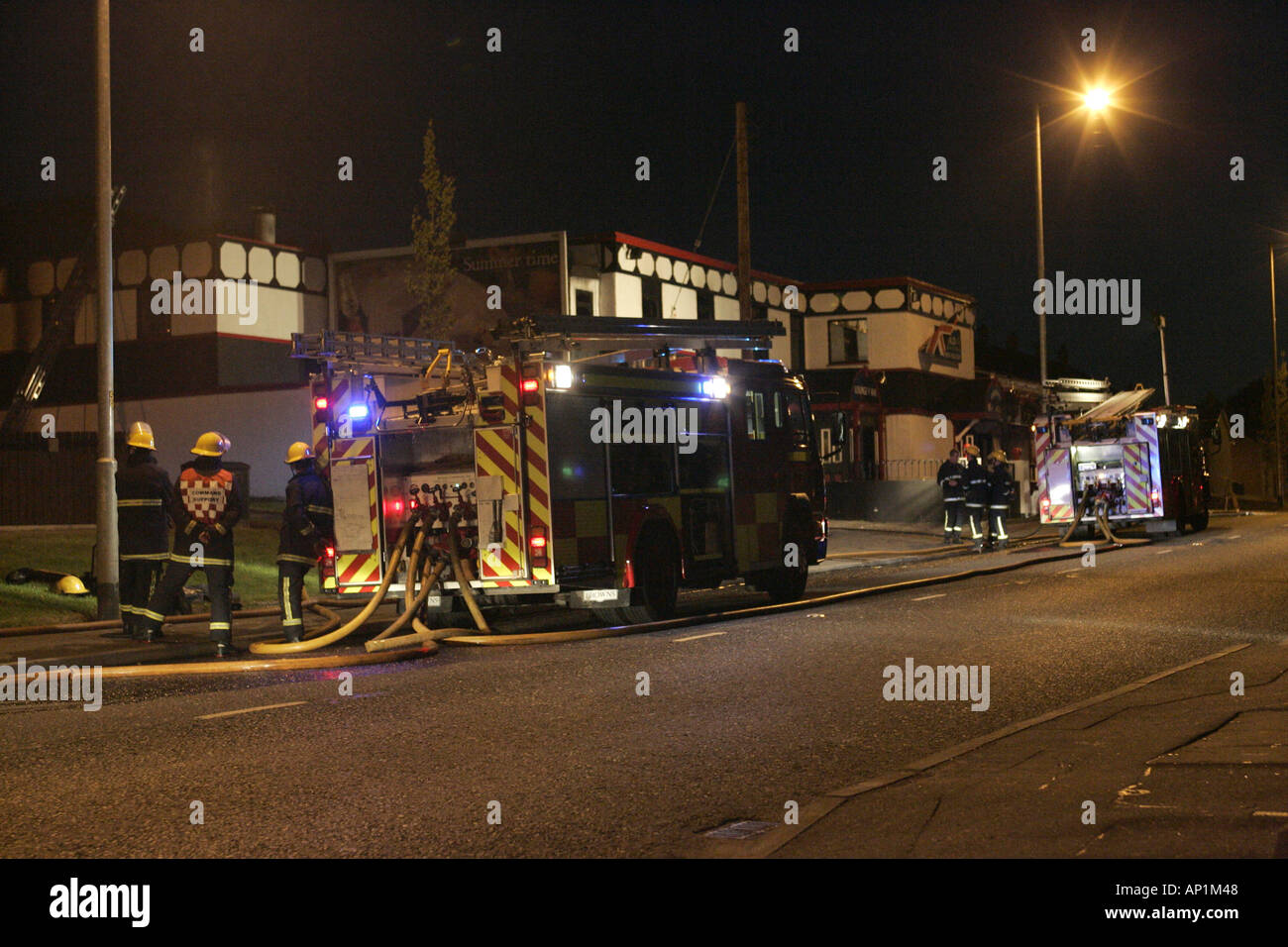 Les équipes de pompiers et les véhicules de service incendie Incendie à assister au cours d'armes Cloughfern feud loyaliste de nuit Banque D'Images