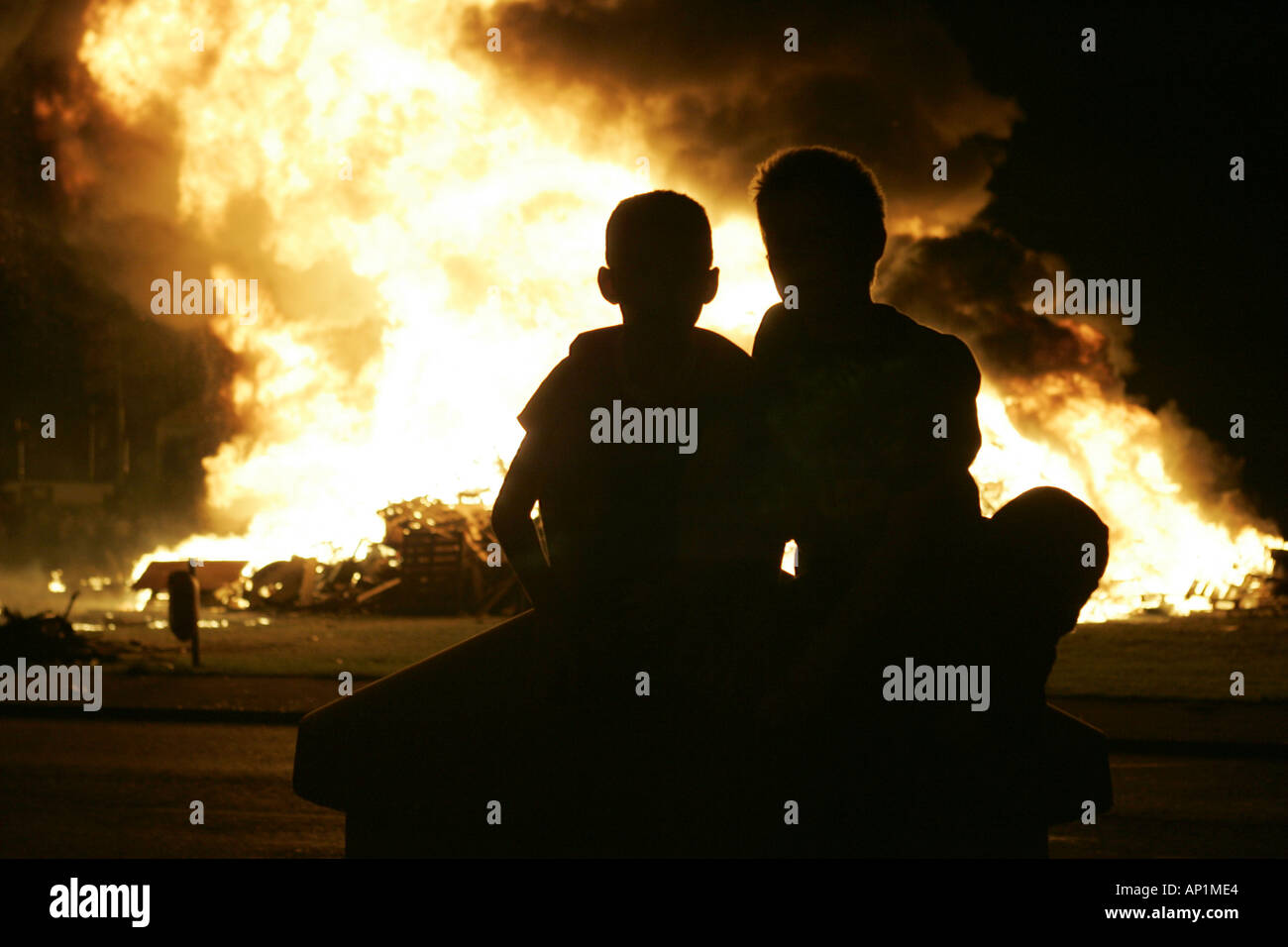 Des enfants assis à regarder 11e nuit bonfire à Monkstown Banque D'Images