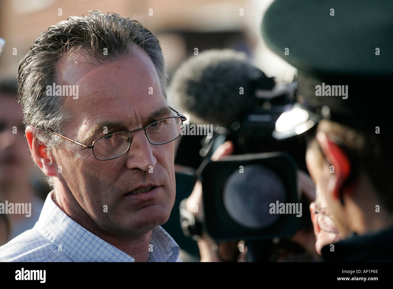 Le député provincial, le Sinn Fein Gerry Kelly parle à l'agent de police PSNI Crumlin Road à ardoyne sur boutiques belfast 12 Juillet Banque D'Images