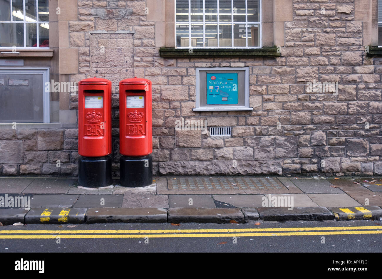 Deux boîtes postales de type K dans la rue à l'extérieur du bureau de tri Banque D'Images