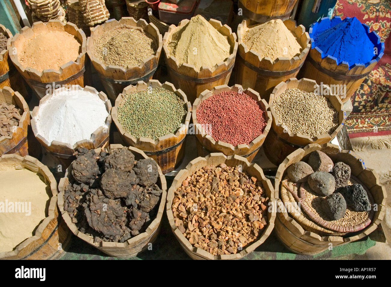 Les épices dans les bacs pour la vente au marché à Assouan, Egypte, Moyen-Orient. DSC 4295 Banque D'Images