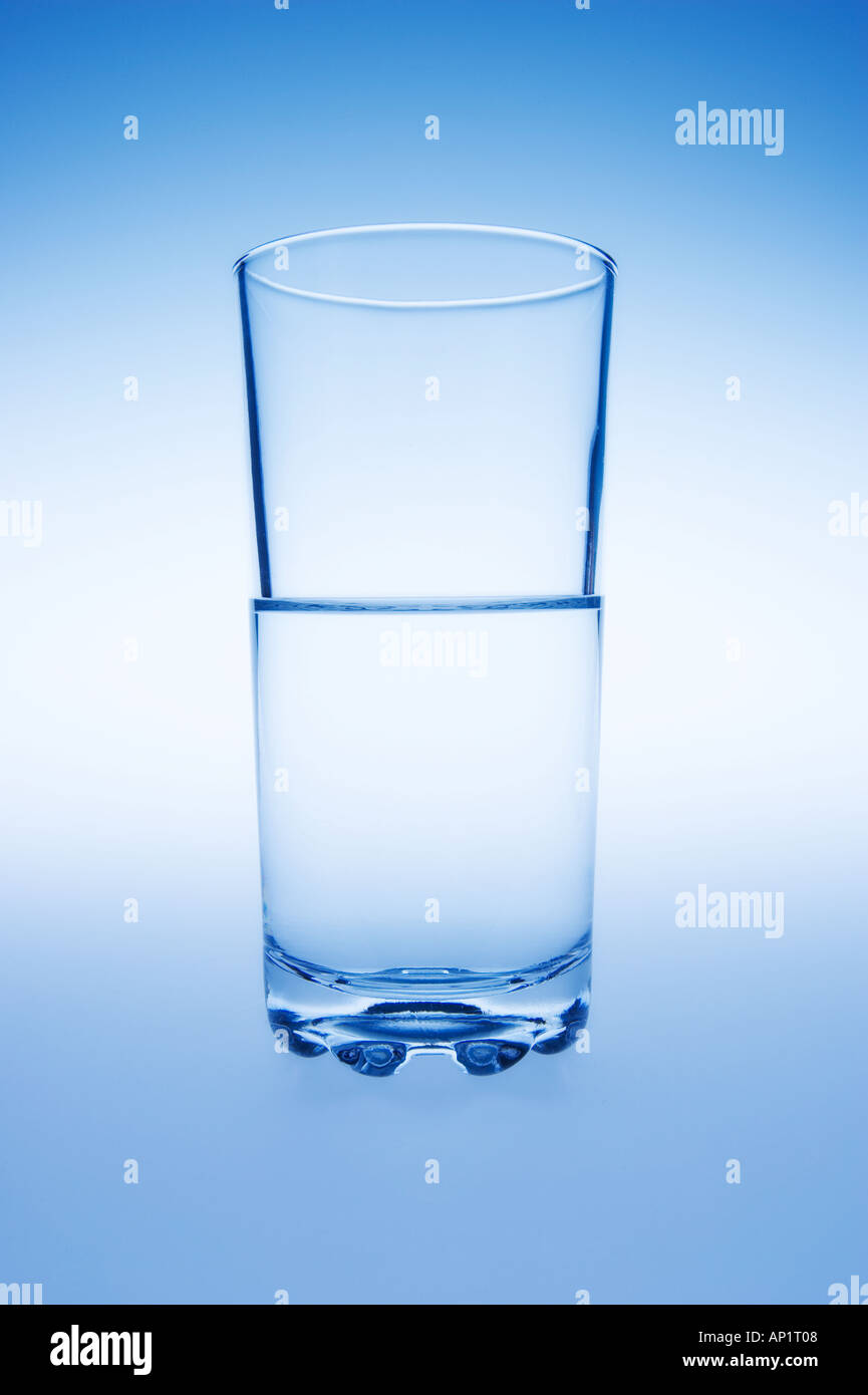 Verre à moitié plein à moitié vide Banque D'Images