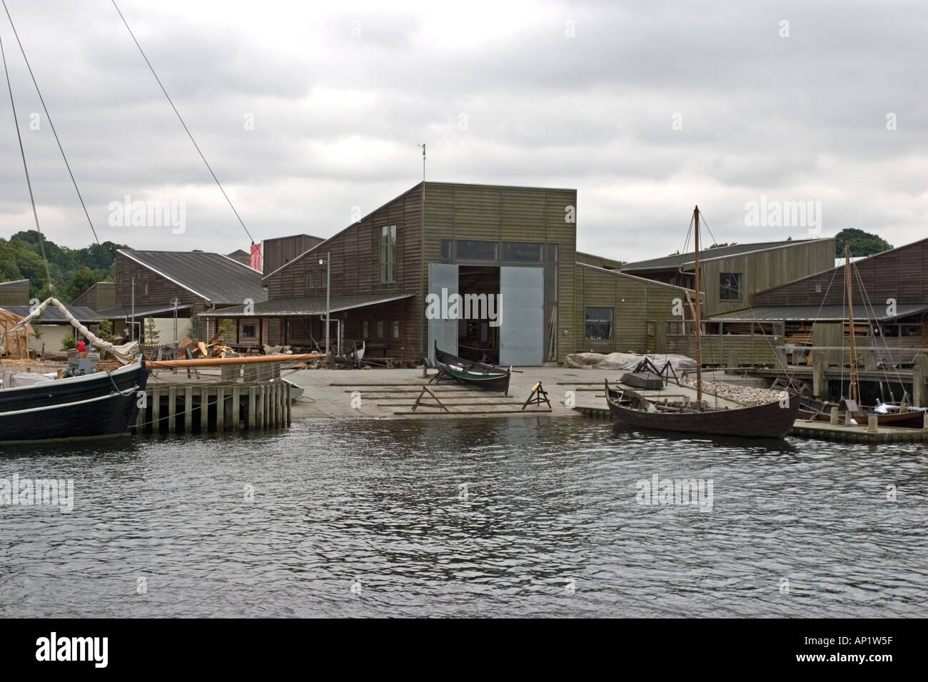 Navires et reconstruit la rampe de lancement du port Viking Ship Museum Roskilde Danemark Banque D'Images