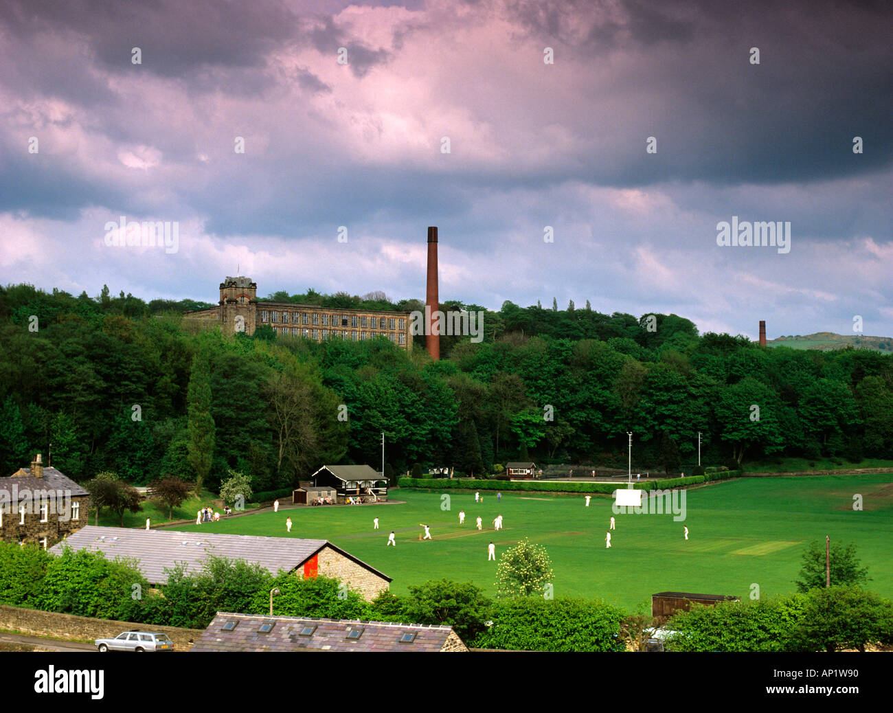 Little Bollington Cheshire village cricket sur le terrain de jeux Banque D'Images
