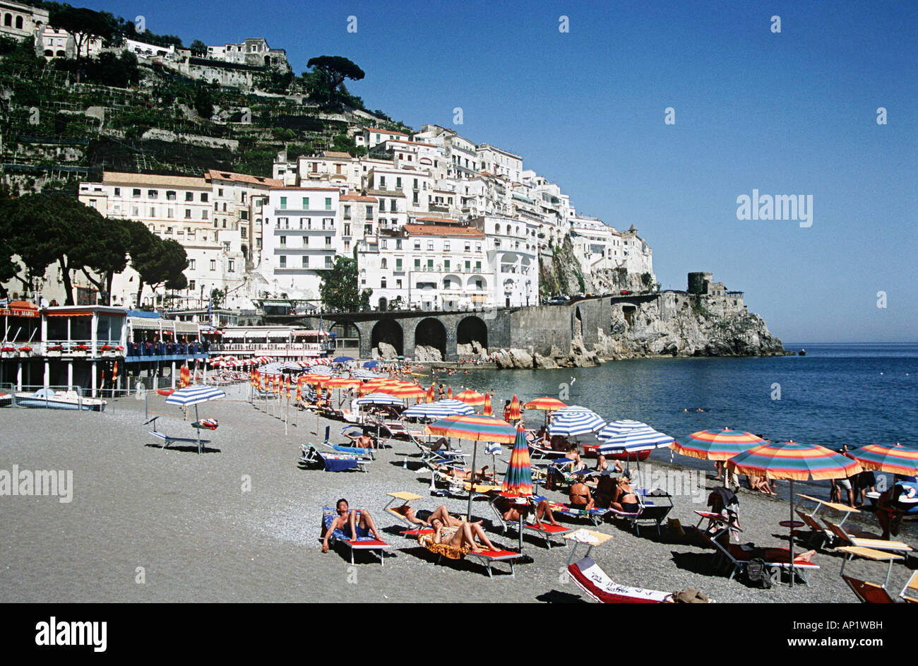 Plage et maisons de la ville d'Amalfi, Côte Amalfitaine, Campanie, Italie Banque D'Images