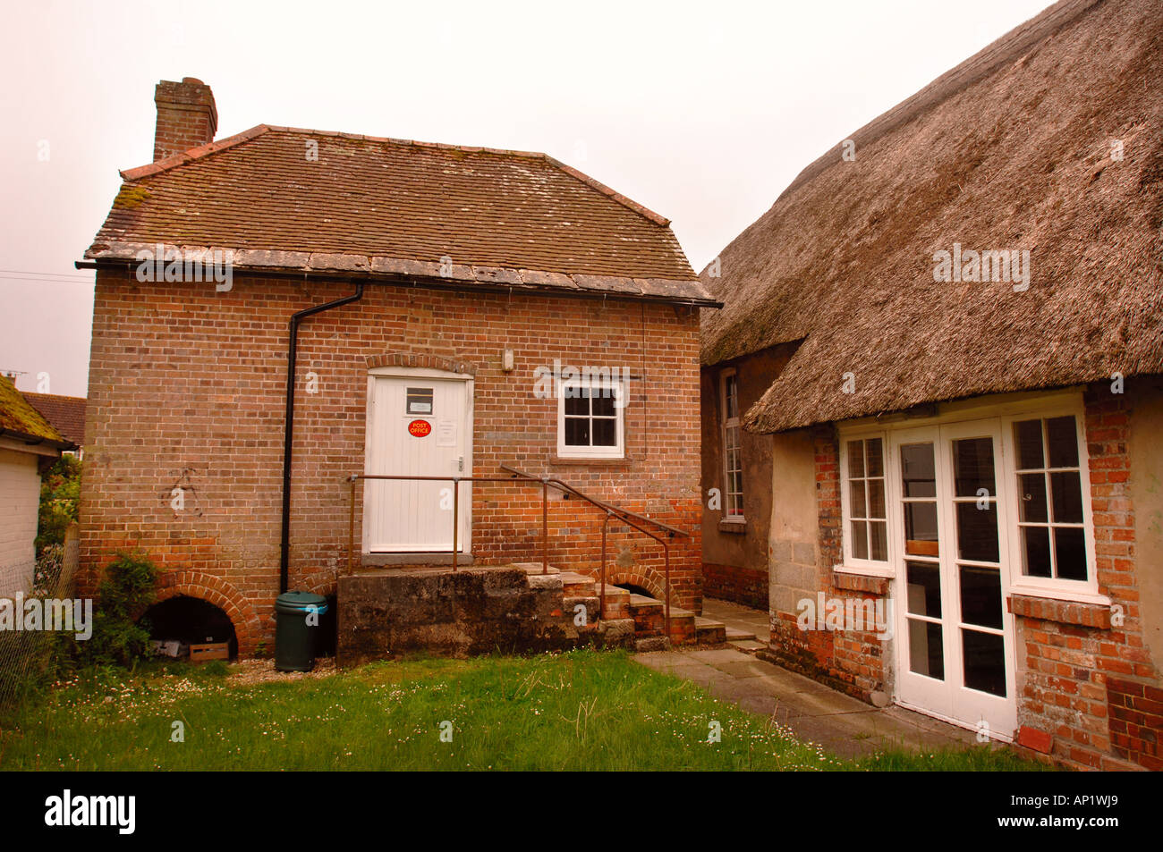 Le magasin DU VILLAGE ET BUREAU DE POSTE À BRIANTSPUDDLE DANS LE DORSET UK Banque D'Images