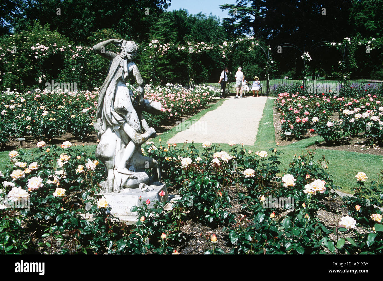 Le Palais de Blenheim, Woodstock, près de Oxford, Oxfordshire, Angleterre. Jardin de roses. Banque D'Images