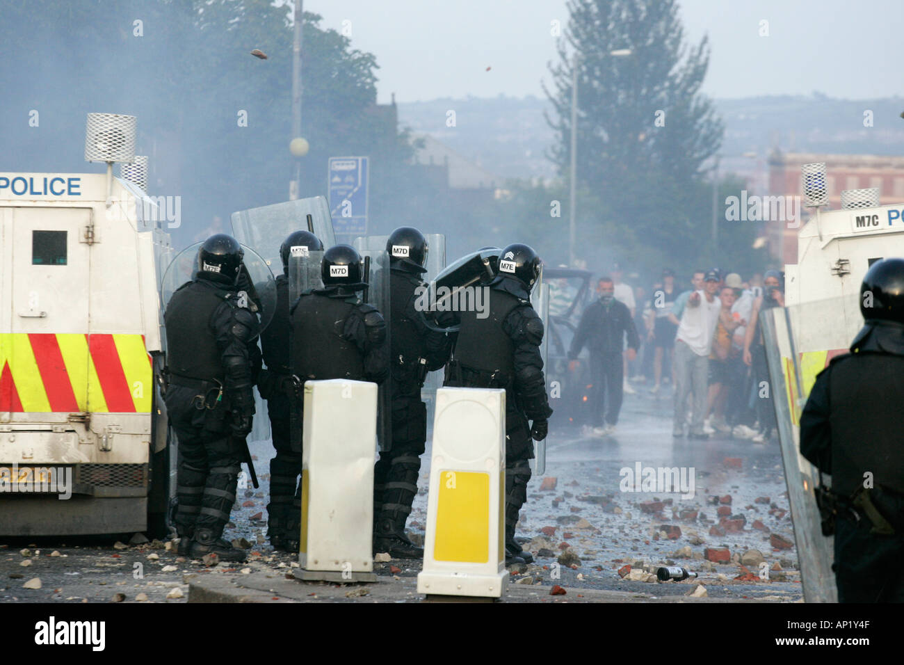 Les agents de police en tenue de faire face à des émeutiers sur route à crumlin ardoyne boutiques belfast 12 Juillet Banque D'Images