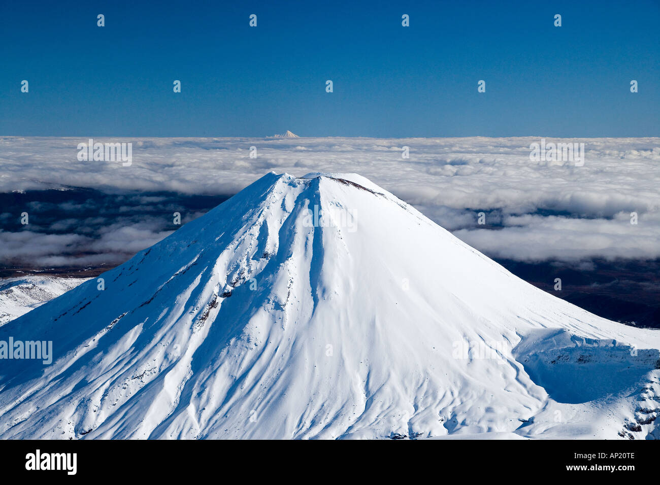 Mt Ngauruhoe Parc National de Tongariro Plateau Central de l'île du nord de la Nouvelle-Zélande et de Mt Egmont Taranaki antenne à distance Banque D'Images