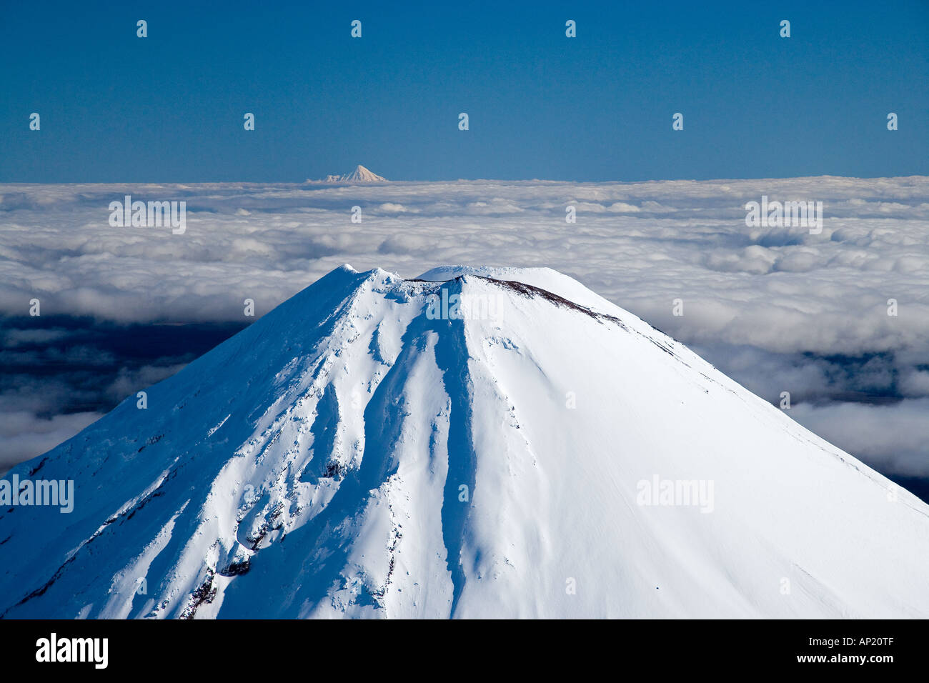 Mt Ngauruhoe Parc National de Tongariro Plateau Central de l'île du nord de la Nouvelle-Zélande et de Mt Egmont Taranaki antenne à distance Banque D'Images
