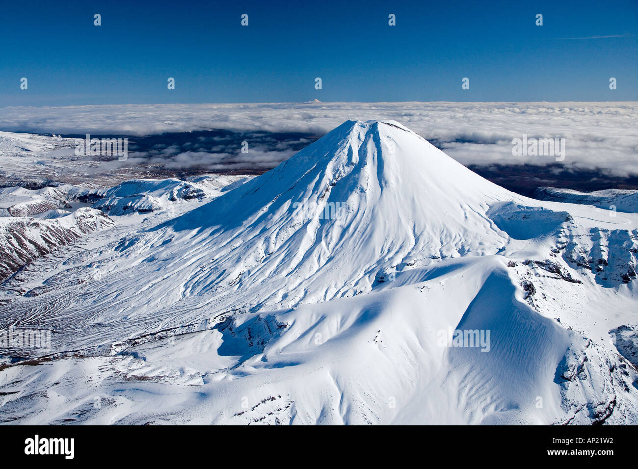 Mt Ngauruhoe Parc National de Tongariro Plateau Central de l'île du nord de la Nouvelle-Zélande et de Mt Egmont Taranaki antenne à distance Banque D'Images