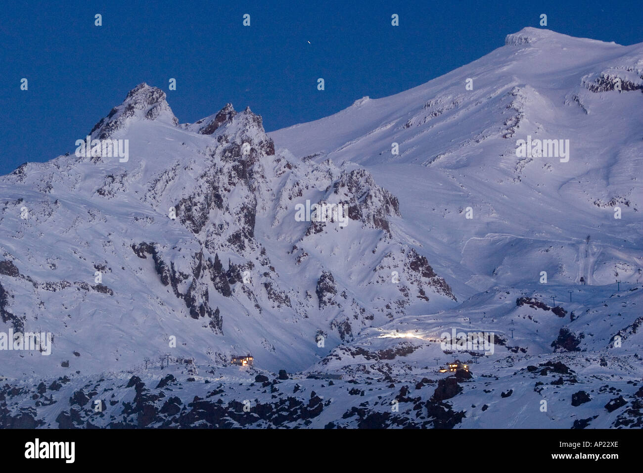 Skifield whakapapa et Mt Ruapehu au crépuscule Plateau Central North Island Nouvelle Zélande Banque D'Images