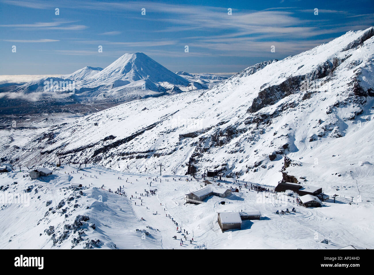 Mt Ruapehu Whakapapa Skifield et Mt Ngauruhoe distance Parc National de Tongariro Plateau Central de l'Île du Nord Nouvelle-zélande aerial Banque D'Images