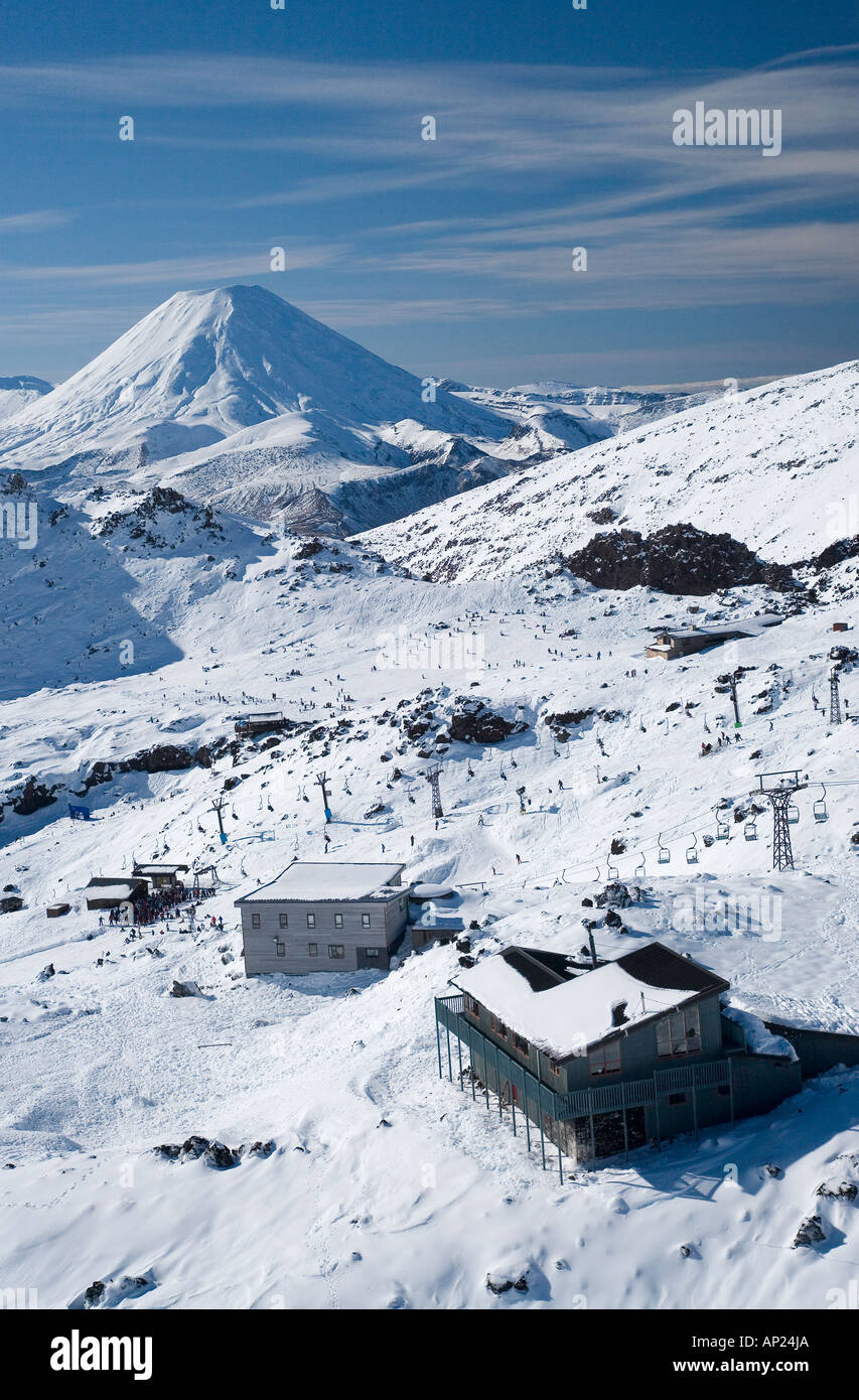 Mt Ruapehu Whakapapa Skifield et Mt Ngauruhoe distance Parc National de Tongariro Plateau Central de l'Île du Nord Nouvelle-zélande aerial Banque D'Images