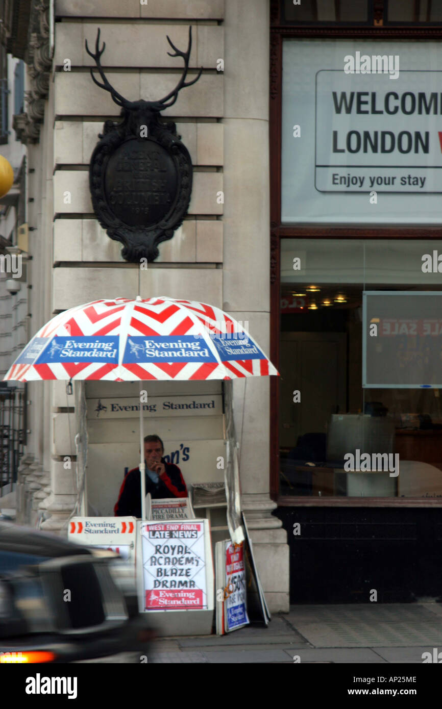 Bienvenue au London Evening Standard Kiosque Banque D'Images