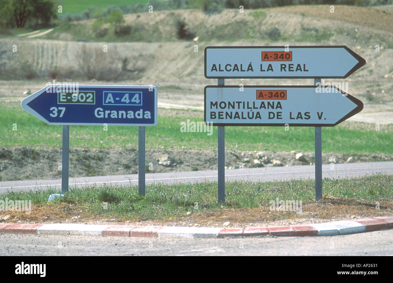 Des panneaux le long de la route de sens via une auto 44 nord de Grenade Espagne Banque D'Images