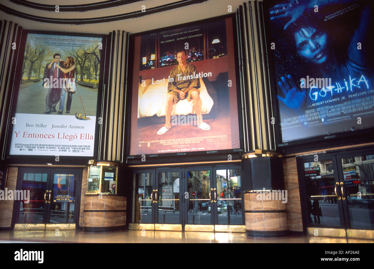 Langue Espagnol affiches à un théâtre sur la Gran Via à Madrid, Espagne Banque D'Images Langue Espagnol affiches à un théâtre sur la Gran Via à Madrid, Espagne Banque D'Images