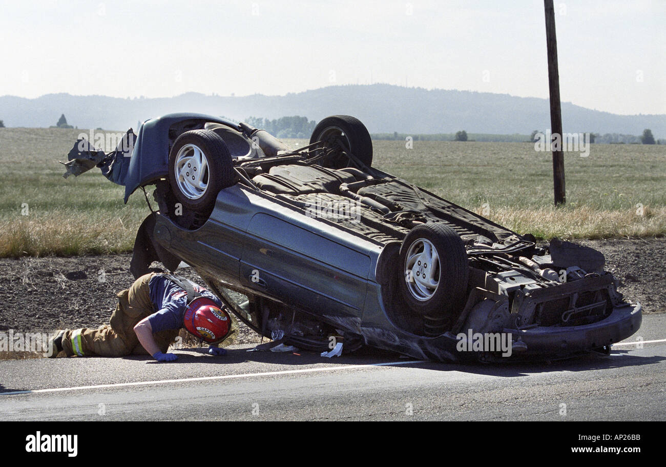 Pompier à la fenêtre en voiture de roulé sur le long de la route 99W près de Rickreall pilote Oregon USA a survécu à l'épave et w Banque D'Images