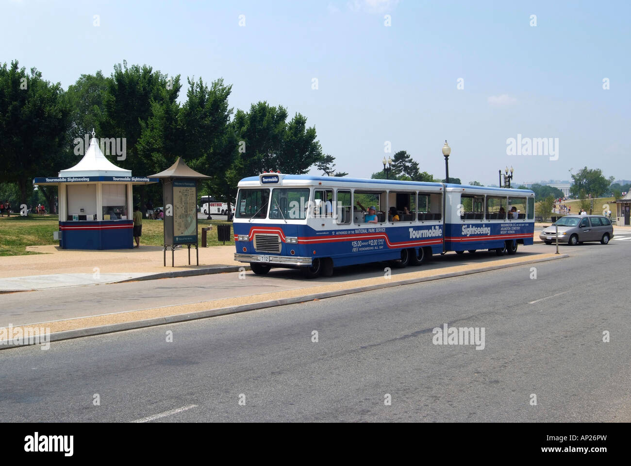 Tourmobile sightseeing bus à s'arrêter près de l'Avenue de l'indépendance à Washington DC United States America Banque D'Images