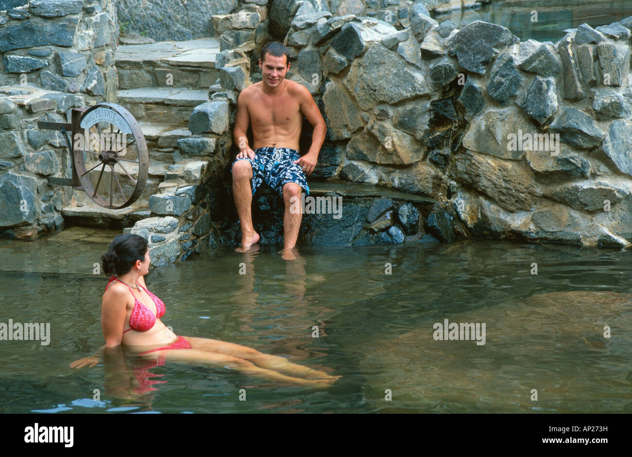 Couple trempage dans l'eau de source chaude naturelle Strawberry Park Hot spring de Steamboat Springs, Colorado USA Banque D'Images