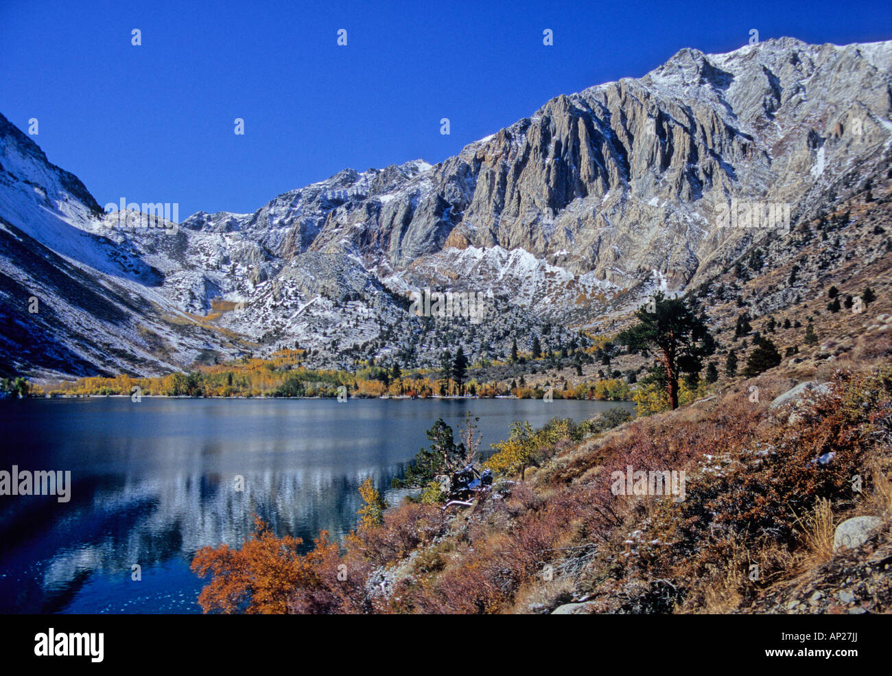 Peaks reflété dans le lac condamné dans les Sierras Banque D'Images